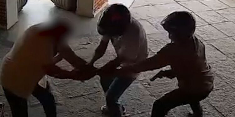 VÍDEO: Turista de Goiás é assaltado por criminosos armados em frente a hotel e tem joias roubadas em Ubatuba