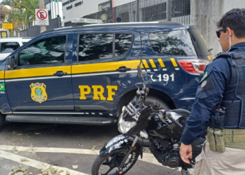 Mulher é resgatada de cárcere privado após pedir ajuda em abordagem da PRF na Dutra, em Taubaté