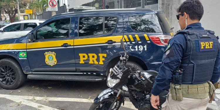 Mulher é resgatada de cárcere privado após pedir ajuda em abordagem da PRF na Dutra, em Taubaté