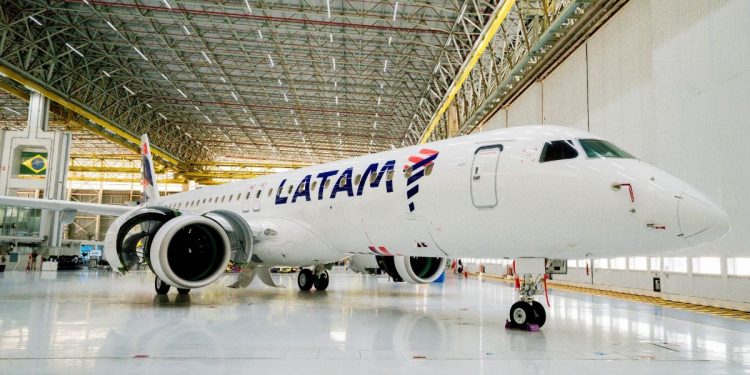 Latam apresenta primeiro jato da Embraer que faz parte de encomenda de US$ 2,1 bilhões