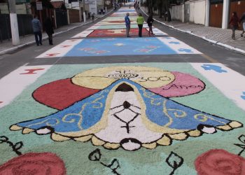 Corpus Christi: Canção Nova explica o significado da data e a tradição dos tapetes nas ruas