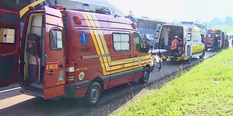 Engavetamento entre dois ônibus e três carros deixa ao menos 10 feridos na Via Dutra, em Caçapava