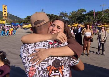 'Vamos tentar nadar': mulher que ficou 42 horas à deriva no mar em Ilhabela reencontra pescadores que a salvaram e relembra acidente