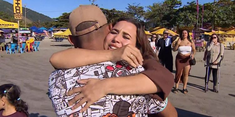 'Vamos tentar nadar': mulher que ficou 42 horas à deriva no mar em Ilhabela reencontra pescadores que a salvaram e relembra acidente