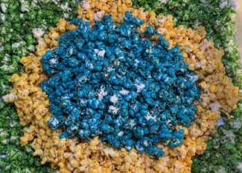 Pipoca verde e amarela e doces com bandeira do Brasil: pequenos negócios de São José entram no clima da Copa