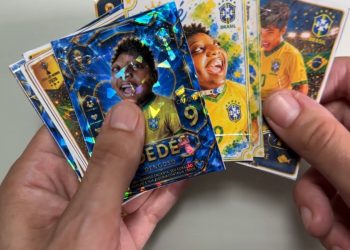 Família cria álbum inspirado na Copa do Mundo para registrar história dos filhos com deficiência em Jacareí