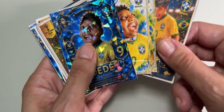 Família cria álbum inspirado na Copa do Mundo para registrar história dos filhos com deficiência em Jacareí